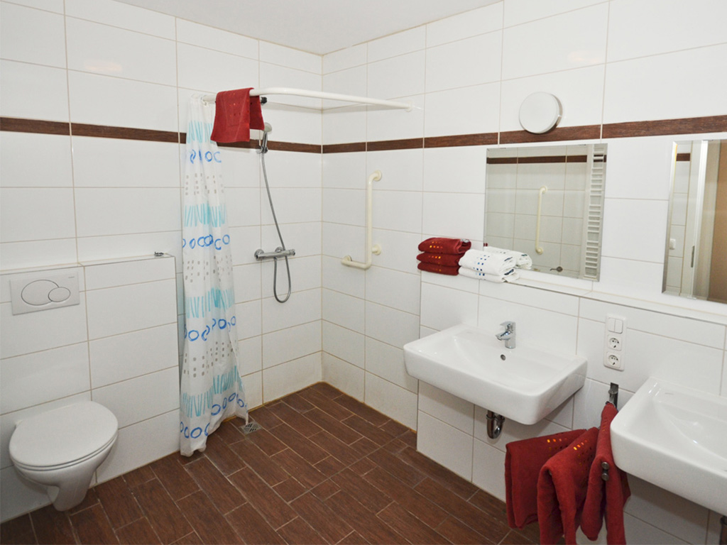 badezimmer mit dusche und wc der wohnung mondschein