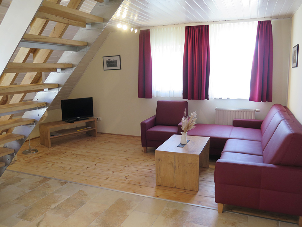 wohnung pfauenauge mit wohnbereich, couch, tv, treppe