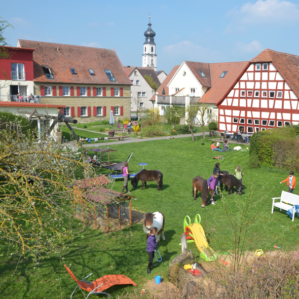 ferienbauernhof ohr Innenhof mit kindern spielgeräten ponys