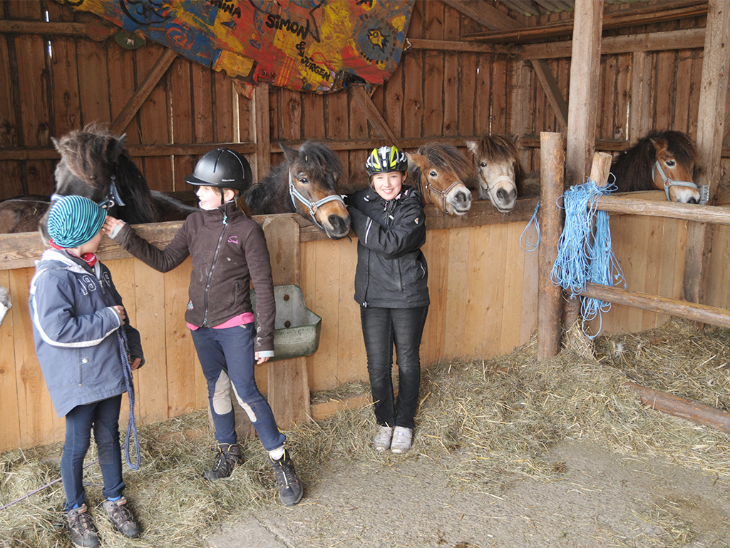Kinder im Pferdestall