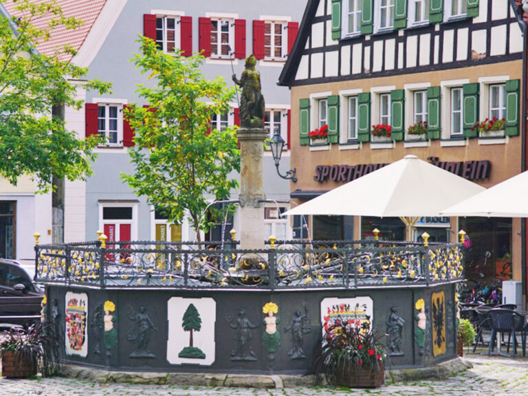 feuchtwangen stadtansicht mit rundem brunnen und statue