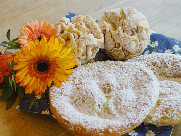 fränkische gebäckspezialitäten schneeballen mit blumendeko