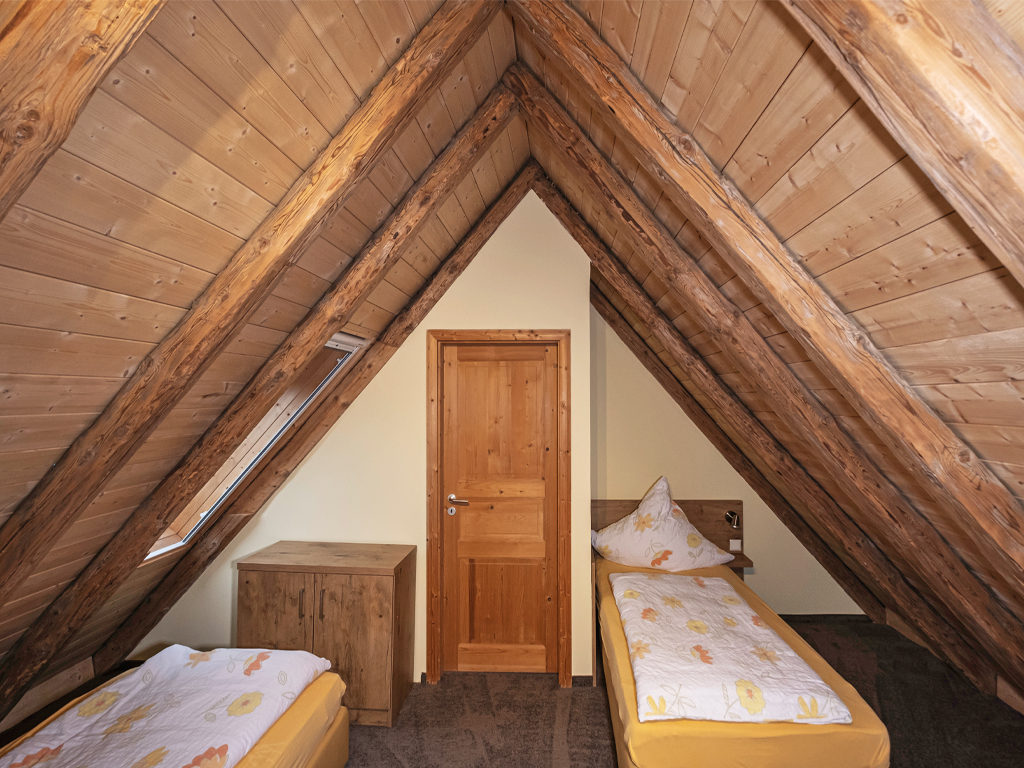 fränkische wohnscheune wohnung heuboden schlafzimmer mit 2 einzelbetten