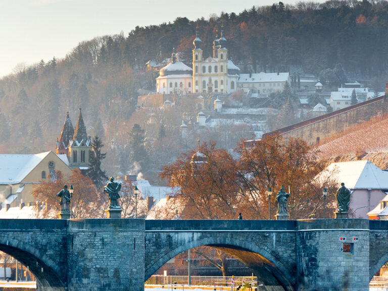 würzburg alte mainbruecke vordergrund und schlossansicht