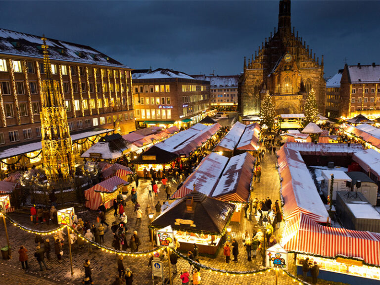 nürnberger christkindlesmarkt in ansicht von oben am abend