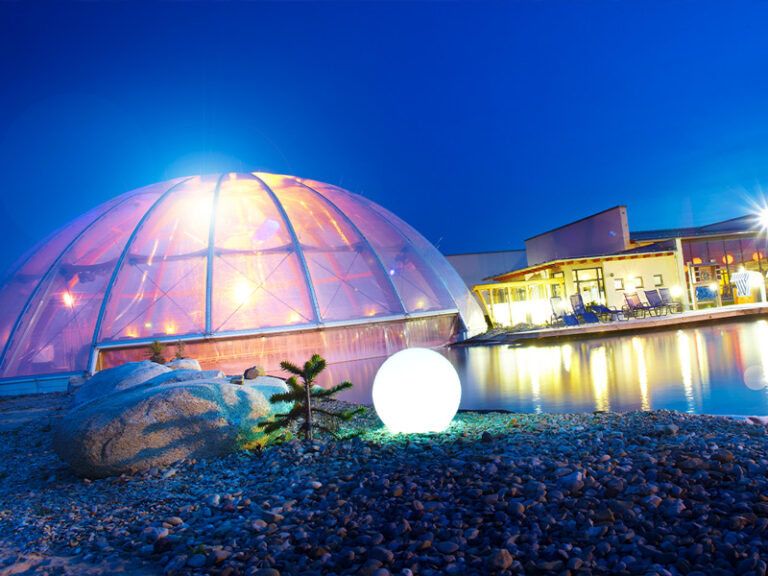 frankentherme salzsee kuppel in abendbeleuchtung