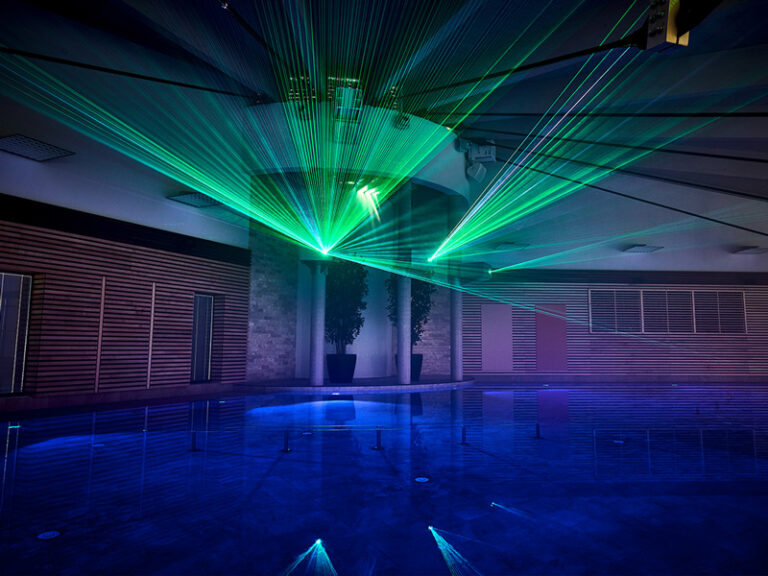 frankentherme badehalle mit bunter lasershow