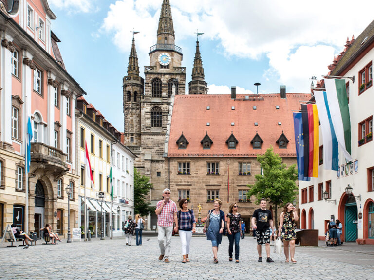 menschen spazieren durch die innenstadt von ansbach