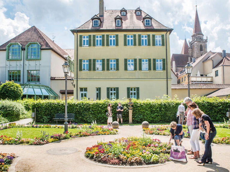 ansbach stadtgarten mit blumenbeeten