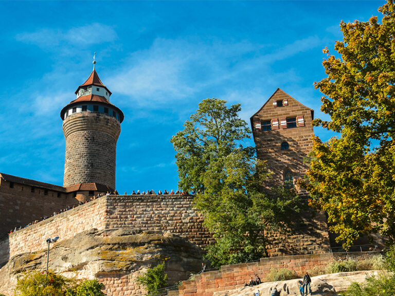 nuernberg burgansicht mit burgmauer und turm