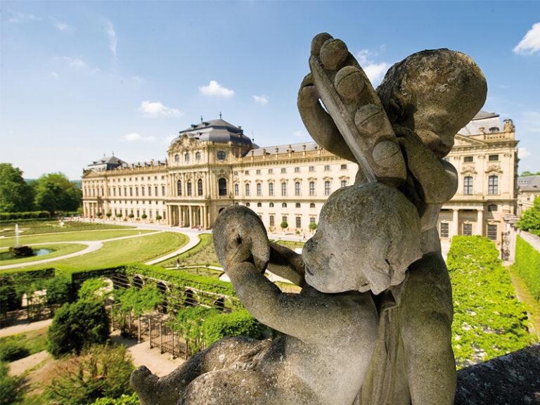 wuerzburger residenz mit hofgarten schlossansicht und putten im vordergrund