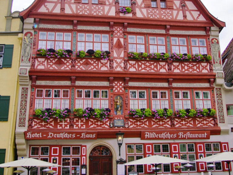 Dinkelsbühl Hotel historisch mit rotem Fachwerk