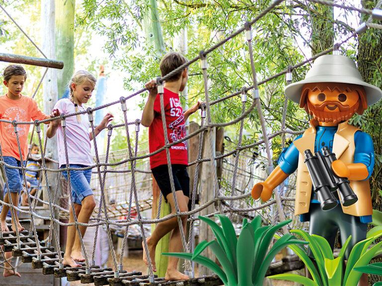 playmobil funpark in zirndorf mit kinder auf hängebrücke