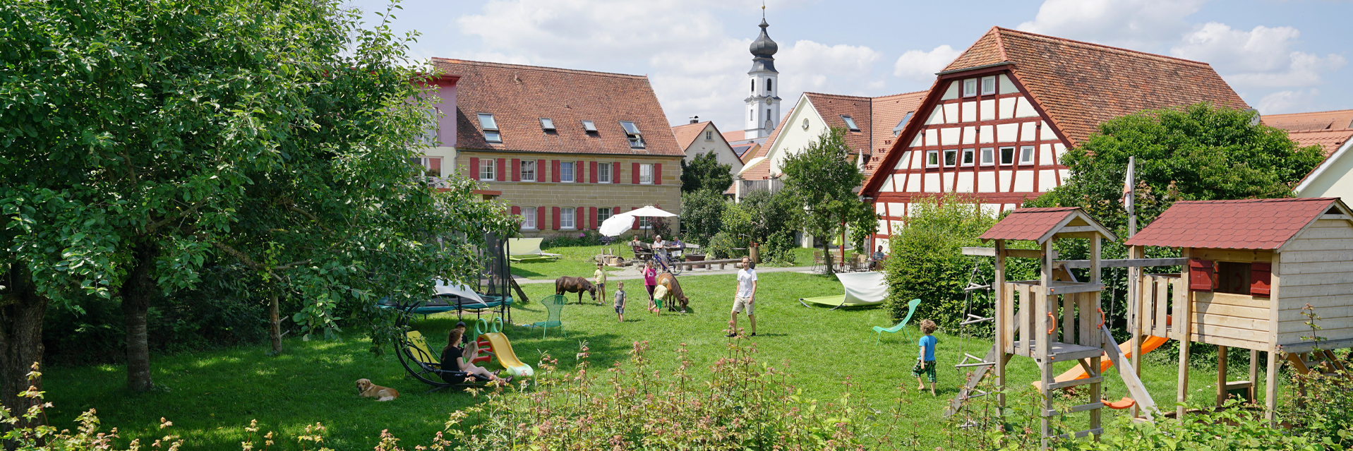 Ferienbauernhof Ohr Innenhof mit feriengästen