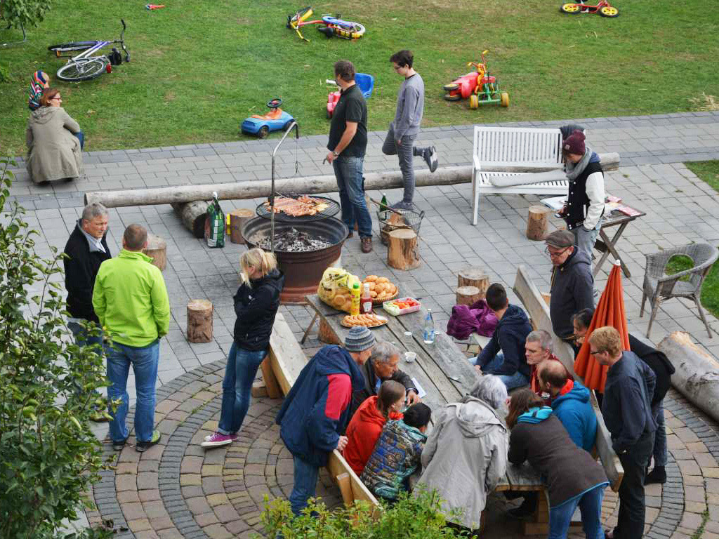 grillfest mit vielen menschen auf dem ferienbauernhof ohr