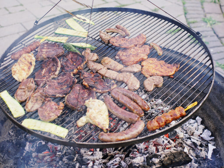 wurst und fleisch wird gegrillt