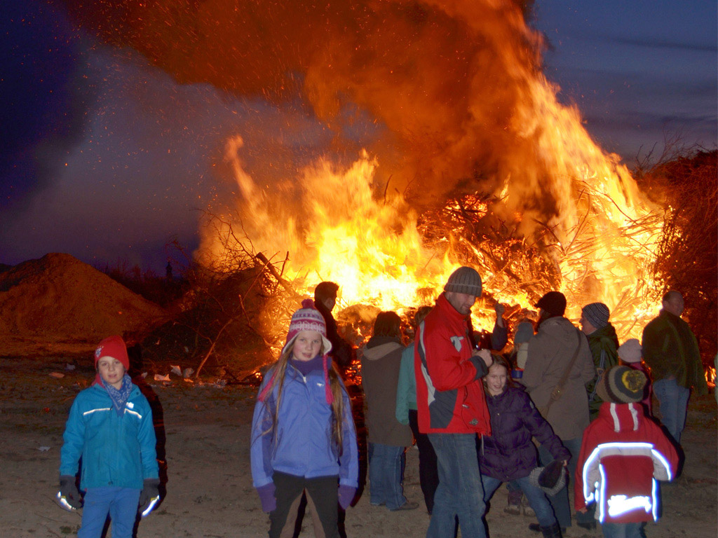 grosses osterfeuer mit menschen