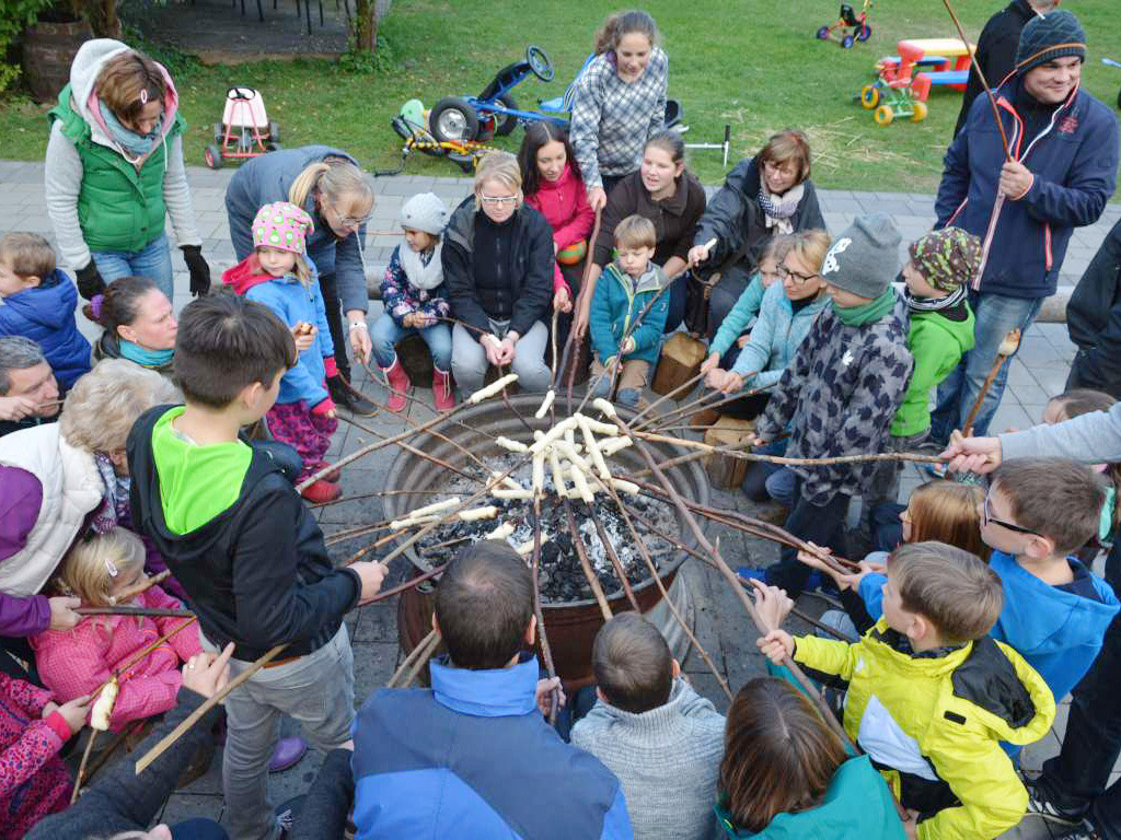 viele menschen machen stockbrotgrillen