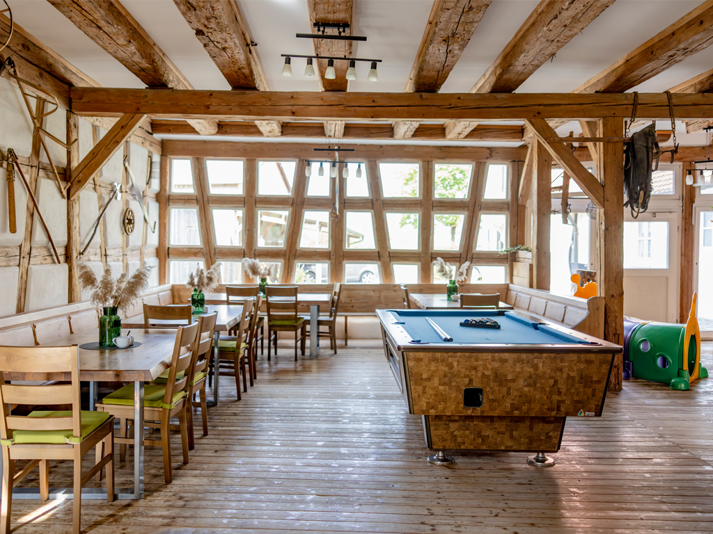 ferienbauernhof ohr frühstücksraum im fachwerkstil und billardtisch