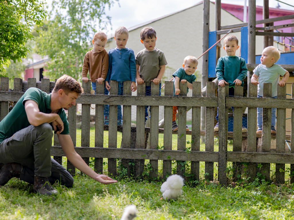 Bauer Ohr füttert Hühner