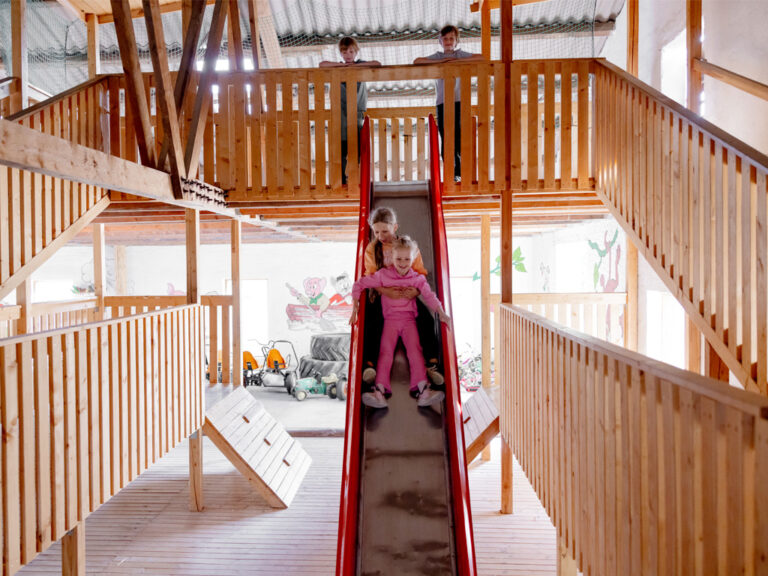 Indoor Klettergerüst mit Rutsche