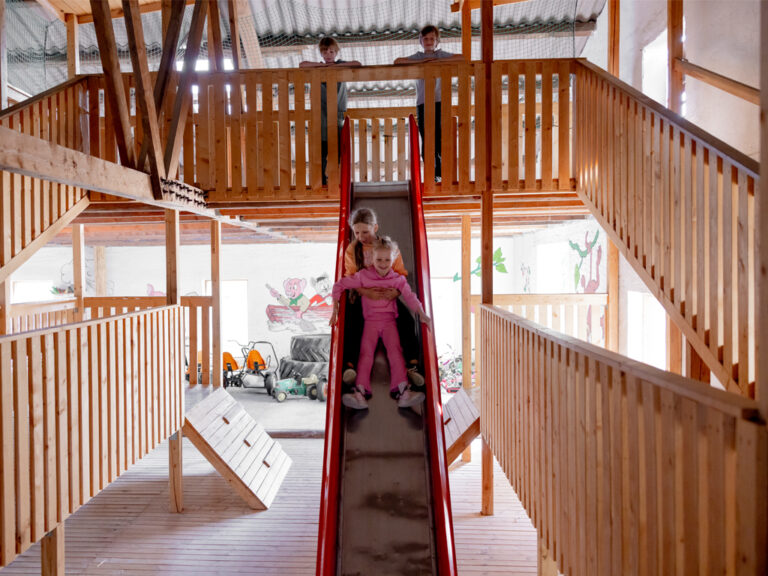 Kinder rutschen auf der Rutsche des Indoorspielplatzes