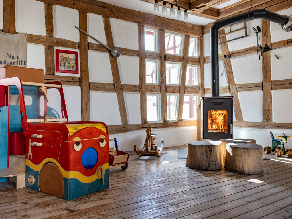 brennender kamin mit mehreren personen davor sitzend