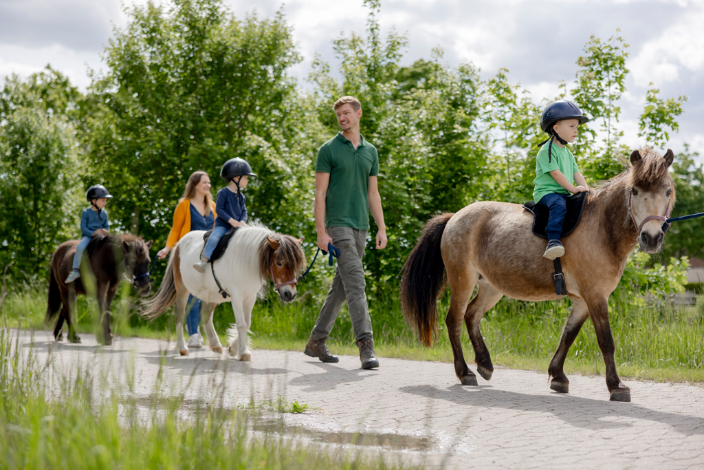 Kinder reiten durch Landschaft