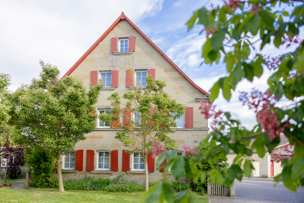 Bauernhaus mit roten Schlaglaeden